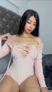สาวฝรั่ง OnlyFans เงี่ยนโคตร นอนยกขาซอยหีเนียนด้วยนิ้วยาวกระแทกยับ น้ำเงี่ยนพุ่งกระจายเต็มห้อง