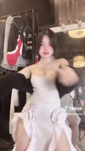 สาวเวียดนามหีเนียนนมขาวโดนควยใหญ่เย็ดสดซอยหีแตกในคาปากพุ่งเต็มปาก