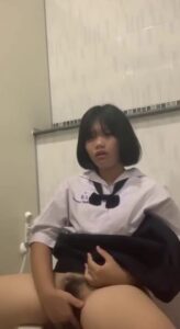 สาวม.ต้นเงี่ยนโคตร หนีเพื่อนไปเย็ดหีตัวเองในห้องน้ำโรงเรียน น้ำเงี่ยนทะลักเต็มพื้น