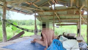 คลิปหลุด Onlyfans น้องหุ่นแน่นเย็ดสดกลางแจ้งทุ่งนา ควยโขมดซอยหีฉีกกระจุย แตกคาปากเต็มปาก