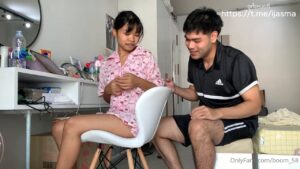 สาวตัวเล็กน่ารักโดนแฟนควยใหญ่เย็ดสดซอยหีแรงๆ บนเก้าอี้ห้องนั่งเล่น ครางลั่นแตกใน