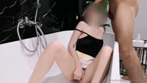 คลิปหลุด OnlyFans น้องหุ่นดีนมใหญ่โดนแฟนจับเย็ดสดในห้องน้ำ ซอยหีเนียนแรงแตกคาหี
