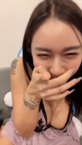 เน็ตไอดอลนมใหญ่หัวนมชมพูโผล่เด้ง ซอยหีตัวเองโชว์สดเงี่ยนจัด